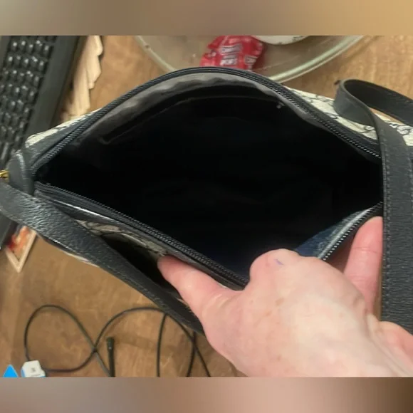 Gucci Beige and Black Crossbody Bag with Red and Blue Stripe - Picture 6 of 7